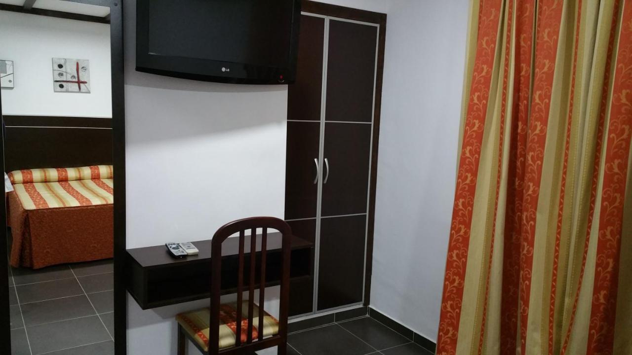 Hostal El Lirio Bollullos Par del Condado Exterior foto
